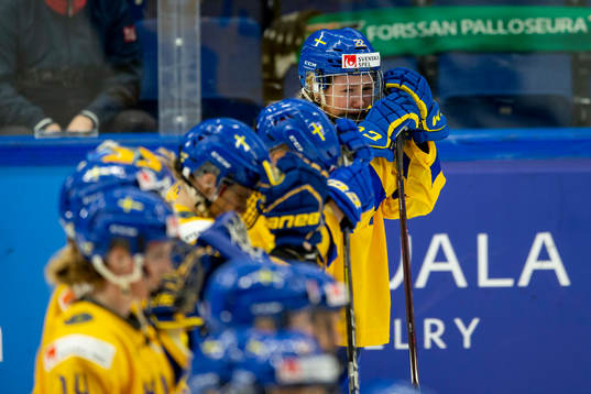 Disappointed Swedish players, Lina Ljungblom #22, SWE