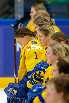 Disappointed Swedish players, Sara Grahn #1, SWE