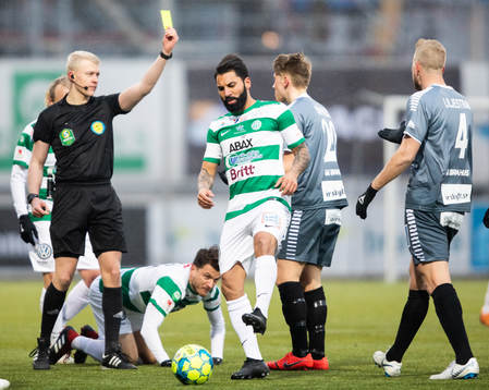 Brages Mattias Liljestrand får gult kort av domare Adam