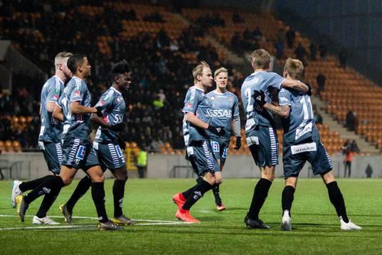 Brages Anton Lundin jublar med lagkamrater