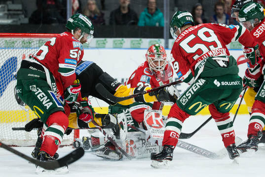 Luleås Austin Farley faller in i Frölundas målgård