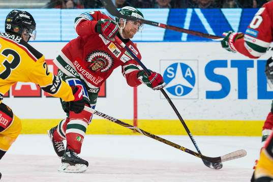 Frölundas Chay Genoway med ett skott