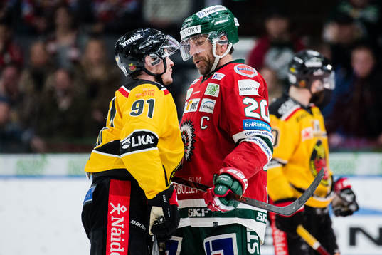 Luleås Austin Farley och Frölundas Joel Lundqvist i dispyt