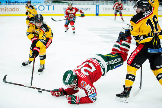 Luleås Niklas Olausson trippar Frölundas Joel Lundqvist