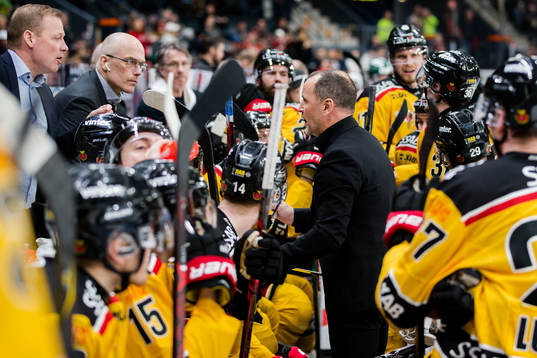 Luleås tränare Thomas Berglund coachar spelare