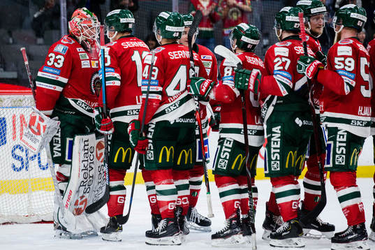 Frölundas målvakt Johan Mattsson jublar med lagkamrater