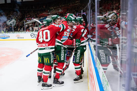 Frölundas Ponthus Westerholm omfamnas av lagkamrater