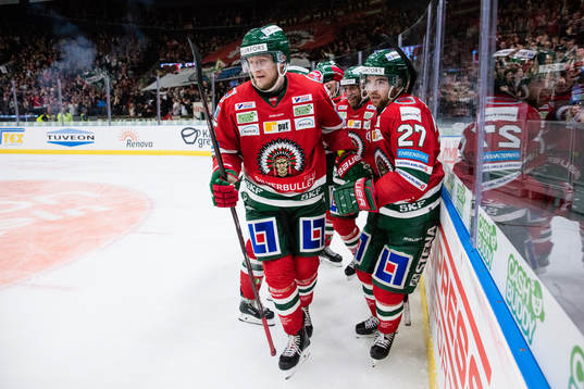 Frölundas Ponthus Westerholm omfamnas av lagkamrater