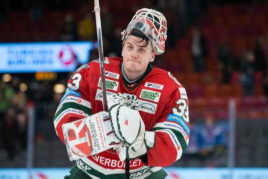 Frölundas målvakt Johan Mattsson tackar publiken