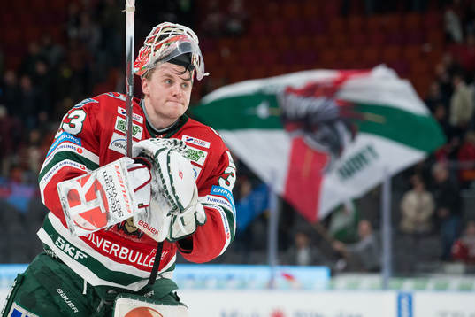 Frölundas målvakt Johan Mattsson tackar publiken