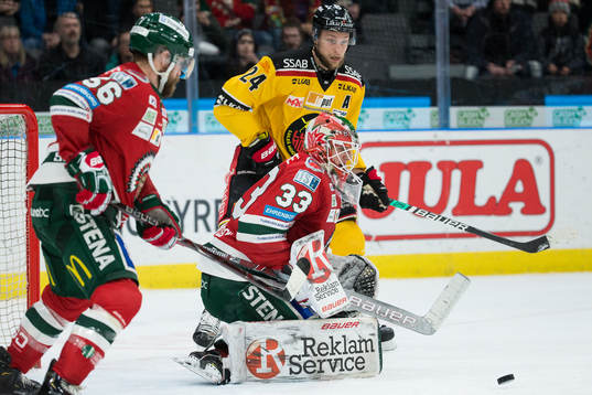 Frölundas målvakt Johan Mattsson räddar ett skott