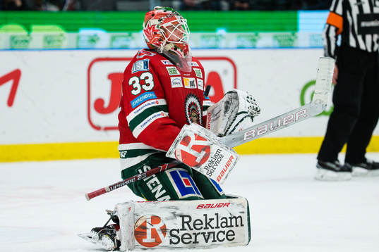 Frölundas målvakt Johan Mattsson fångar en puck
