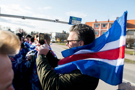 Oskarshamns tränare Håkan Åhlund firar på väg till