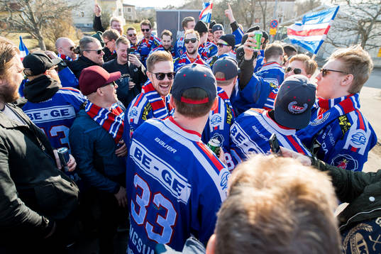 Oskarshamns spelare firar på väg till motagningen vid