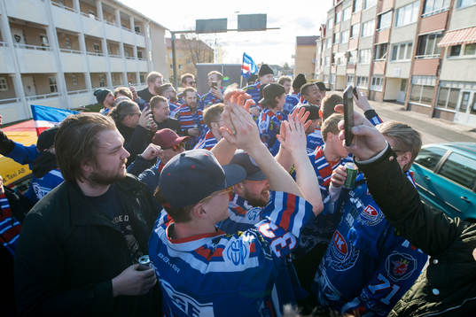 Oskarshamns spelare firar på väg till motagningen vid