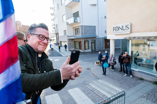 Oskarshamns tränare Håkan Åhlund firar på väg till