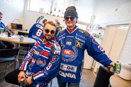 Oskarshamns Janne Kivilahti och John Dahlström firar på