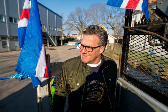 Oskarshamns tränare Håkan Åhlund firar på väg till