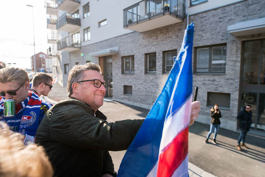 Oskarshamns tränare Håkan Åhlund firar på väg till