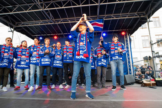 Oskarshamns Filiph Engsund firar vid Lilla Torget dagen