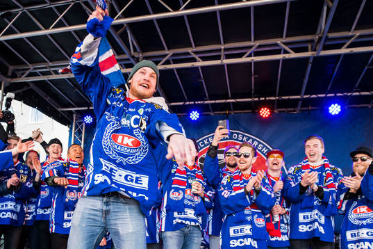 Oskarshamns Jonas Engström  firar vid Lilla Torget dagen