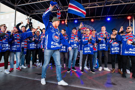 Oskarshamns Jonas Engström firar vid Lilla Torget dagen
