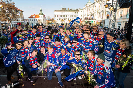 Bläddra bland fler bilder av ishockey, Oskarshamn mottas av supportrar
