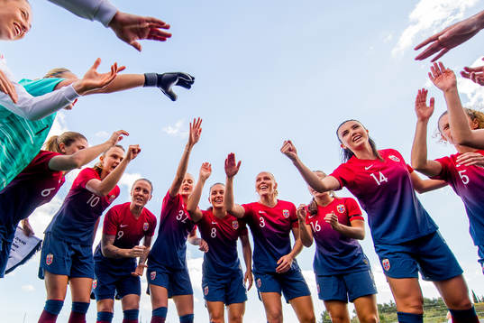 Goalkeeper Cecilie Fiskerstrand, goalkeeper Ingrid