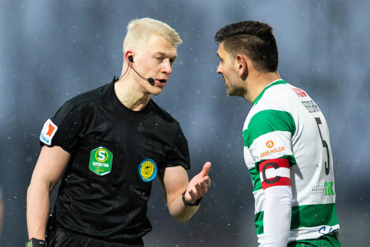 Domare Adam Ladebäck och Västerås Ilir Berisha