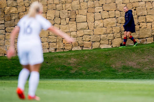Lisa-Marie Karlseng Utland of Norway warms up