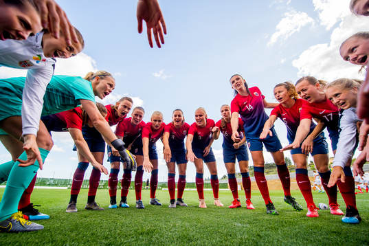 Goalkeeper Cecilie Fiskerstrand, goalkeeper Ingrid