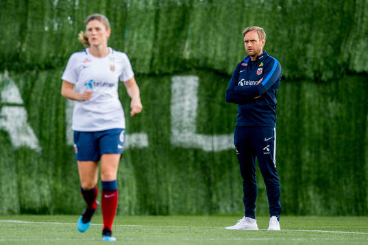 Martin Sjögren, head coach of Norway, and Maren Mjelde