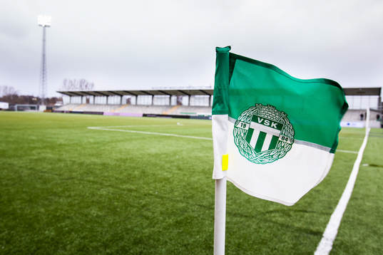 Hörnflagga med Västerås märke innan fotbollsmatchen i