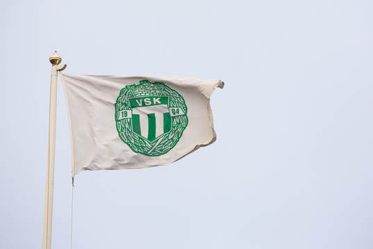 Flagga med Västerås märke innan fotbollsmatchen i