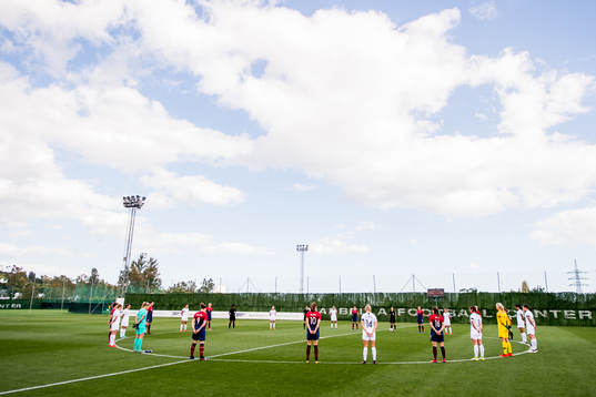 The players of both teams gather in a circle for a moment