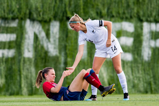 Caroline Graham Hansen of Norway and Katie Bowen of New
