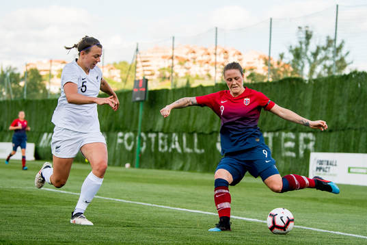 Meikayla Moore of New Zealand and Isabell Herlovsen of