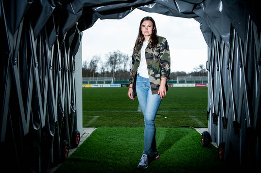 Fotbollsspelaren Anna Welin i Kristianstad DFF poserer för