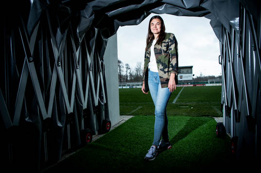 Fotbollsspelaren Anna Welin i Kristianstad DFF poserer för