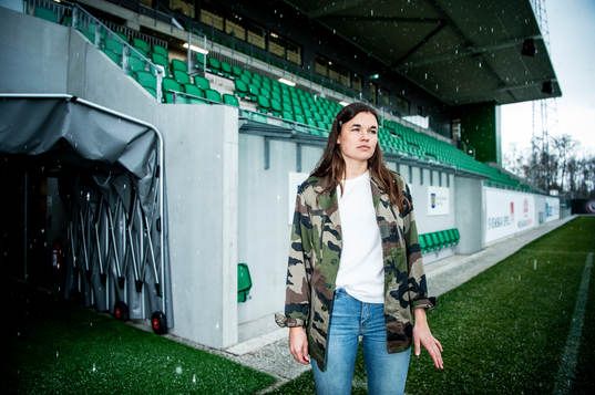 Fotbollsspelaren Anna Welin i Kristianstad DFF poserer för