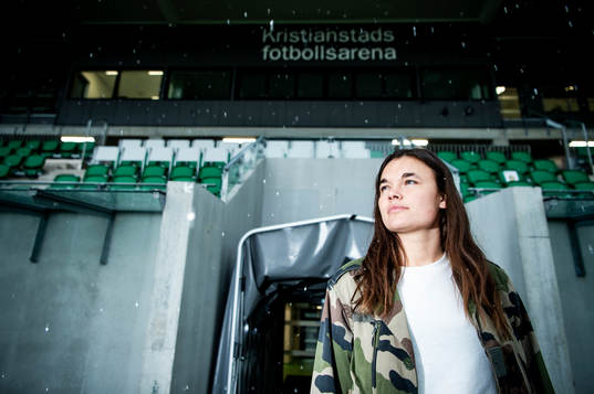Fotbollsspelaren Anna Welin i Kristianstad DFF poserer för