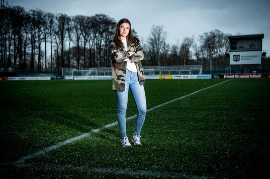 Fotbollsspelaren Anna Welin i Kristianstad DFF poserer för