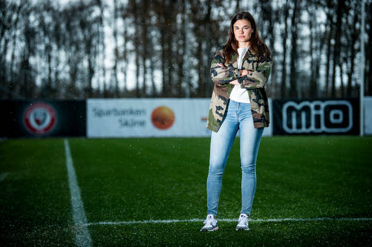 Fotbollsspelaren Anna Welin i Kristianstad DFF poserer för