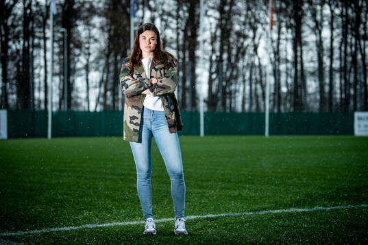 Fotbollsspelaren Anna Welin i Kristianstad DFF poserer för