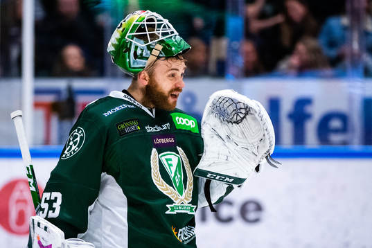 Färjestads målvakt Markus Svensson deppar