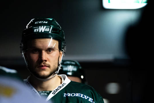 Färjestads Theodor Lennström i korridoren