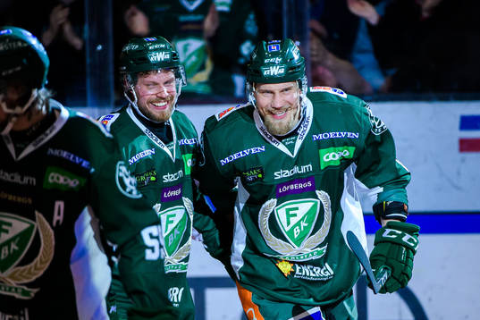 Färjestads Alexander Johansson och Ilari Melart jublar