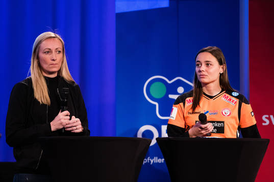 Tränare Elisabeth Gunnarsdottir och Alice Nilsson,