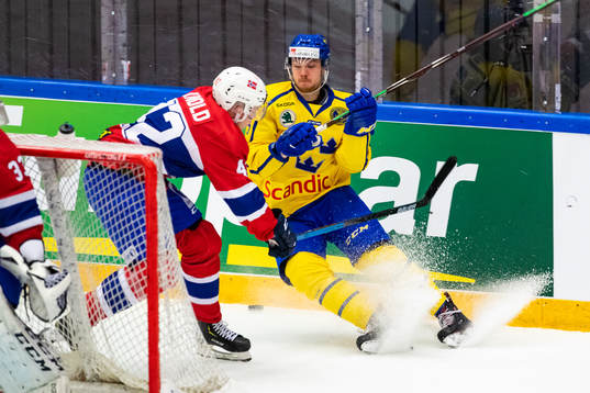Lucas Elvenes of Sweden and Henrik Knold of Norway
