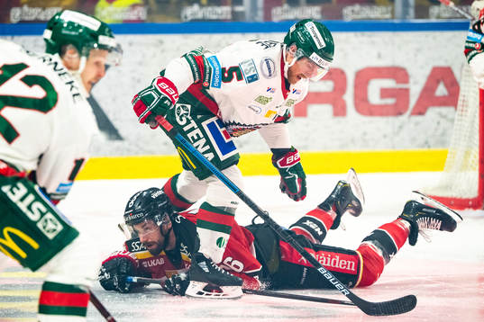 Frölundas Chay Genoway och Luleås Niklas Olausson